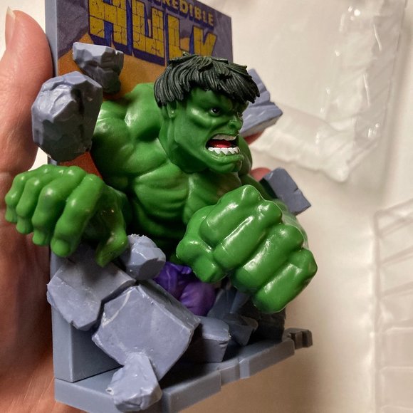 NIB Pair of Marvel Avengers 3D Loot Crate Comic Standees Hulk & Captain America - Picture 7 of 15